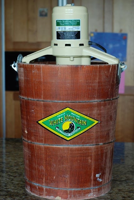 Wooden bucket-style ice cream maker