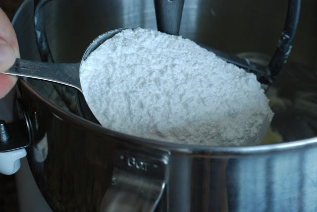 scoop of powder sugar