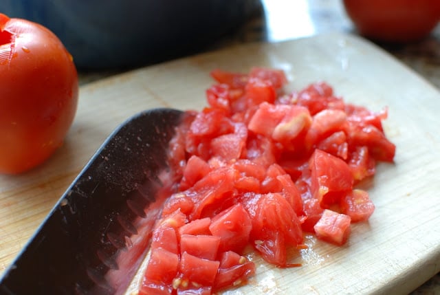 chopped tomato on a cutting board