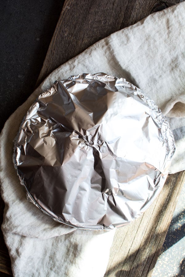 aluminium foil covering round baking pan