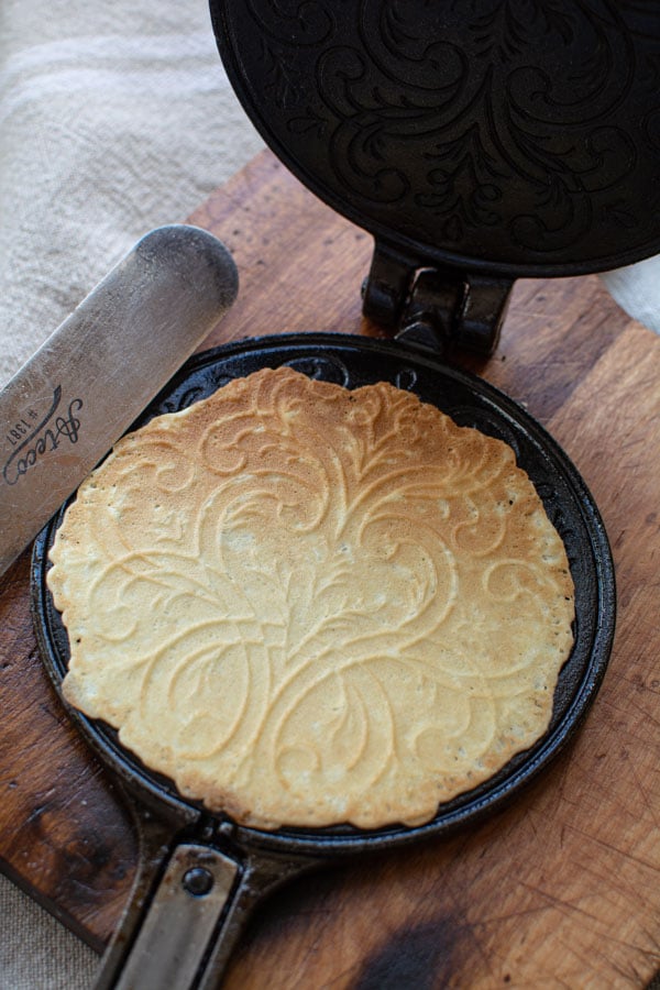 Norwegian Krumkake and Pizzelle Iron